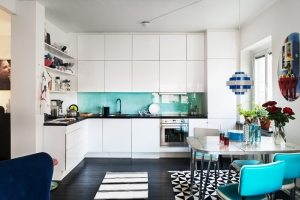 Бирюзовый цвет фартука перекликается с обивкой стульев Бирюзовый цвет фартука перекликается с обивкой стульев