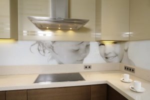 В качестве изображения для скинали можно выбрать семейные фото В качестве изображения для скинали можно выбрать семейные фото