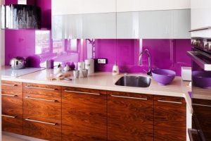 Яркий фартук цвета фуксия на современной кухне Яркий фартук цвета фуксия на современной кухне