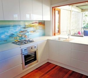 На стеклянный фартук нанесено изображение морского берега На стеклянный фартук нанесено изображение морского берега