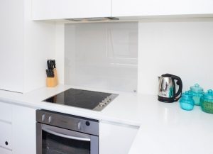 С помощью скинали можно оформить только часть стены возле плиты С помощью скинали можно оформить только часть стены возле плиты