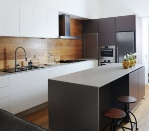 Фартук из МДФ в сочетании со стеклянной панелью Фартук из МДФ в сочетании со стеклянной панелью