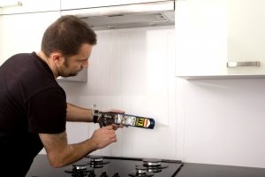 Перед установкой фартука на стену наносится специальный клей Перед установкой фартука на стену наносится специальный клей