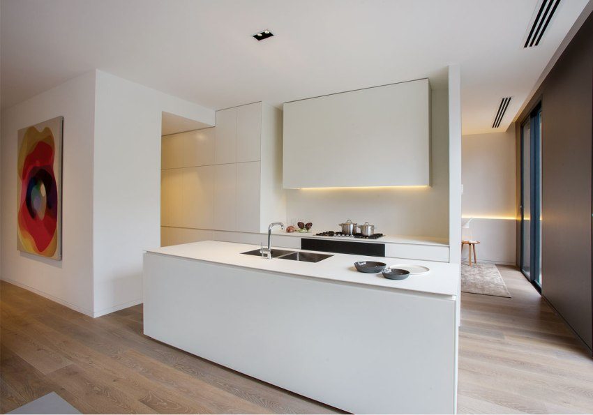 Кухонная мебель и фартук выполнены из одинаковых МДФ-панелей