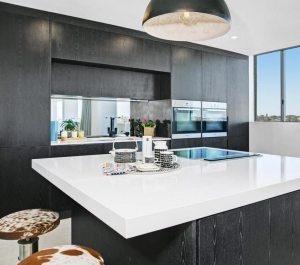 Стильный кухонный фартук из зеркальной панели Стильный кухонный фартук из зеркальной панели