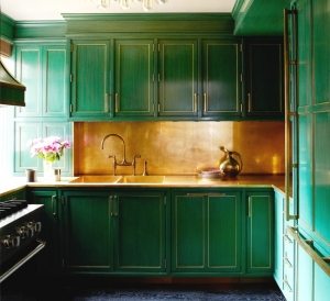 Поверхность плиты из МДФ можно окрашивать или декорировать цветной пленкой Поверхность плиты из МДФ можно окрашивать или декорировать цветной пленкой