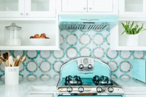 Геометрический узор, выложенный с использованием керамической мозаики Геометрический узор, выложенный с использованием керамической мозаики