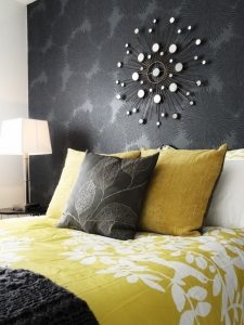 Два вида обоев в интерьере спальной комнаты Два вида обоев в интерьере спальной комнаты