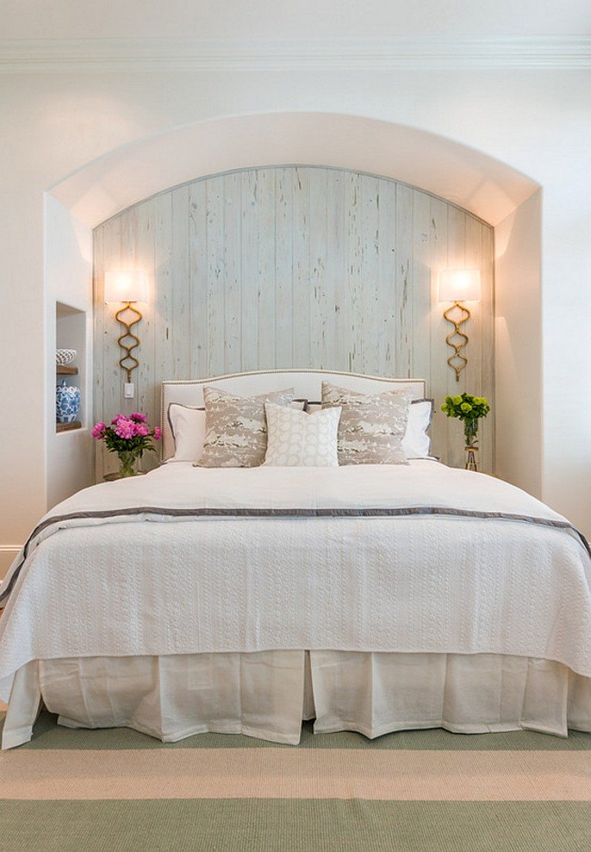 Спальня в стиле прованс, в оформлении которой скомбинированы однотонные обои светлого оттенка и имитирующие дерево