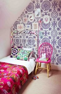 Необычный орнамент в интерьере маленькой спальни Необычный орнамент в интерьере маленькой спальни