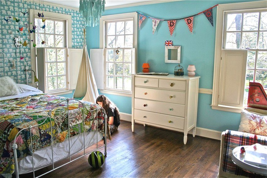 Пример комбинирования различных обоев в дизайне детской спальни