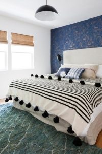 Интересное сочетание белоснежных обоев и темных с золотистым узором Интересное сочетание белоснежных обоев и темных с золотистым узором