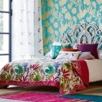 Фото в современном стиле: интерьер спальни с обоями двух видов и специфика его создания