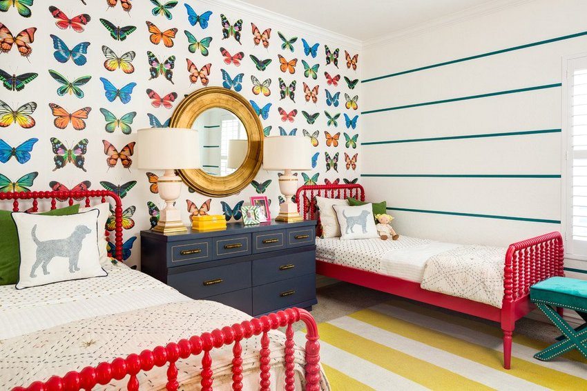 Стены в детской спальне оформлены с помощью обоев двух видов