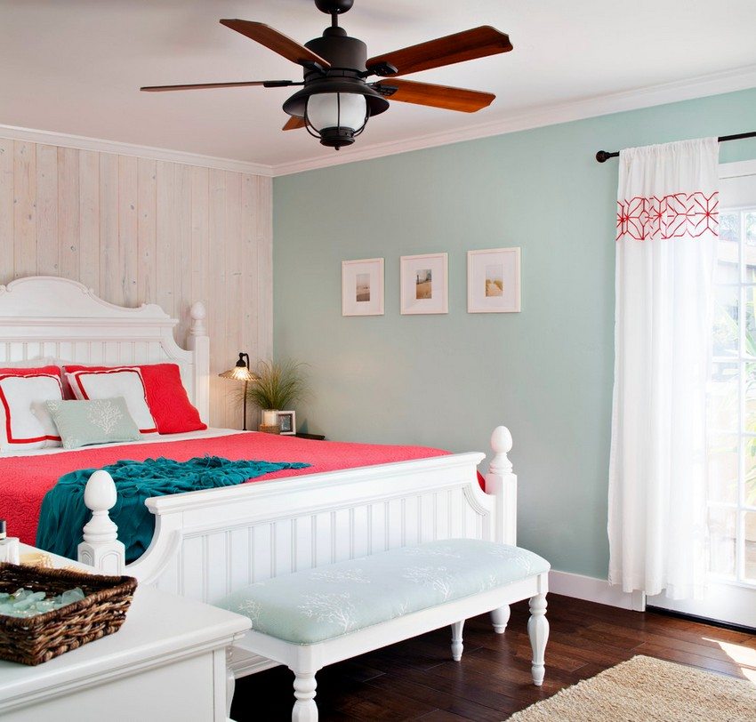Пример гармоничного сочетания двух видов обоев в дизайне маленькой спальни