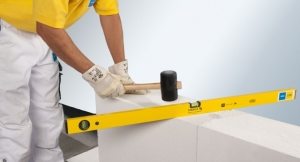 Газобетонный блок с захватом для рук и системой «паз-гребень» достаточно легок в укладке Газобетонные блоки: размеры и цены за штуку, характеристики и применение