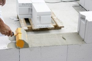 Газоблоки скрепляются между собой либо специальным клеем для газобетона, либо цементным раствором Газоблоки скрепляются между собой либо специальным клеем для газобетона, либо цементным раствором