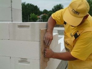 От соблюдения технологического процесса кладки газоблоков зависит надёжность и долговечность возводимого сооружения От соблюдения технологического процесса кладки газоблоков зависит надёжность и долговечность возводимого сооружения