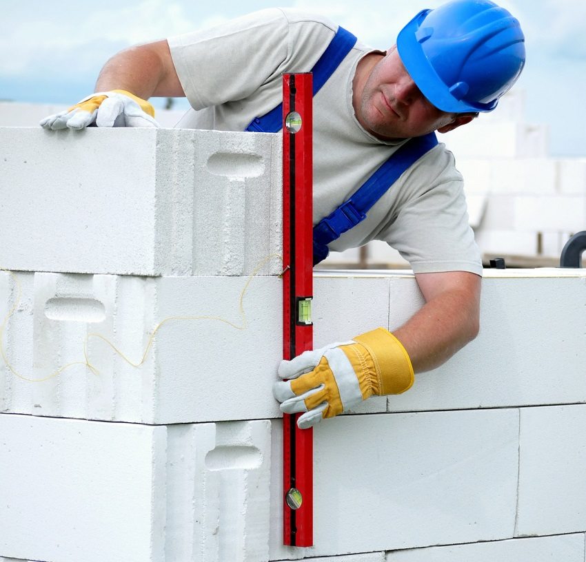 Ровная укладка автоклавных бетонных блоков выполняется с помощью строительного уровня