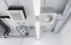 Коммуникации и корпус кассетного кондиционера скрываются за подвесным потолком Коммуникации и корпус кассетного кондиционера скрываются за подвесным потолком