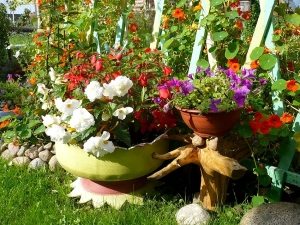 Вазон на ножке из старой шины, расположенный на территории сада Вазон на ножке из старой шины, расположенный на территории сада