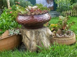 Вазоны, выполненные из изношенных автомобильных покрышек Вазоны, выполненные из изношенных автомобильных покрышек