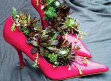 Интересно и необычно выглядят мини-цветники, устроенные в обуви