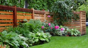 Яркое и ухоженное ограждение станет украшением любой территории Красивые заборы для частных домов: фото великолепных ограждений