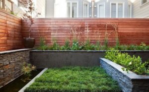 Ограждение поможет в создании единой композиции оформления небольшого дворика Ограждение поможет в создании единой композиции оформления небольшого дворика