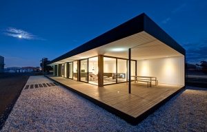 Одноэтажный модульный дом с остеклением от пола до потолка Одноэтажный модульный дом с остеклением от пола до потолка