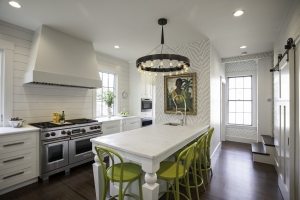 Оформление кухни серо-белыми обоями позволяет добавлять предметы интерьера любых цветов Оформление кухни серо-белыми обоями позволяет добавлять предметы интерьера любых цветов