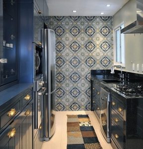 Узкая кухня в два ряда смотрится интереснее благодаря обоям на одной из стен Узкая кухня в два ряда смотрится интереснее благодаря обоям на одной из стен