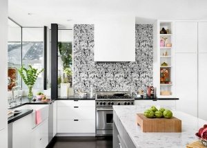Моющиеся обои с графическим рисунком делают кухню еще более стильной Моющиеся обои с графическим рисунком делают кухню еще более стильной