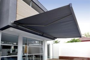 Широкая локтевая маркиза над террасой частного дома Широкая локтевая маркиза над террасой частного дома