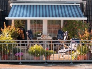 Самый традиционный вид солнцезащитного тента-маркизы — отрытый Самый традиционный вид солнцезащитного тента-маркизы — отрытый