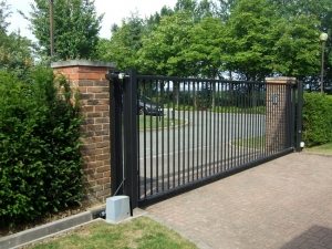 Окрашивание продлит срок службы ворот и защитит их от коррозии Окрашивание продлит срок службы ворот и защитит их от коррозии