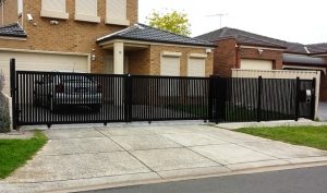 Пример установленных откатных ворот на участке Пример установленных откатных ворот на участке