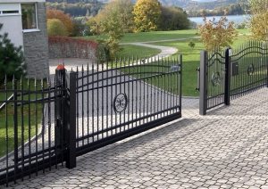 Откатные ворота для участка можно сделать своими руками или заказать готовые и смонтировать Откатные ворота для участка можно сделать своими руками или заказать готовые и смонтировать