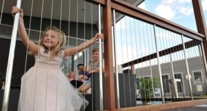 Перила имеют декоративное и функциональное назначение Перила из нержавеющей стали: типы, особенности, монтаж и уход