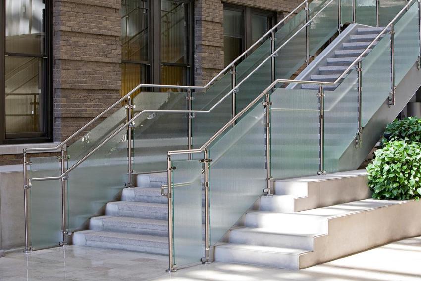Перила из нержавеющей стали можно использовать для ограждения уличных лестниц