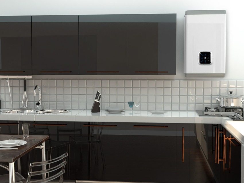 Вертикальный плоский водонагреватель Ariston в интерьере кухни