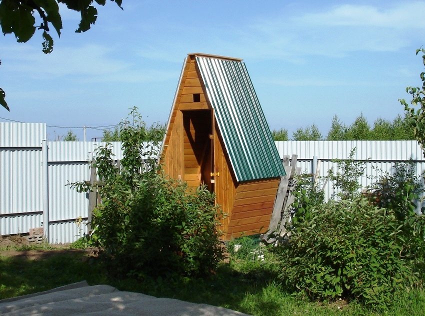 Туалет из дерева с крышей из профилированных листов