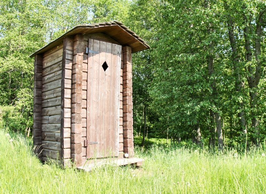 Туалет из бруса с двускатной крышей-козырьком