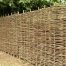 Плетеный из лозы забор выглядит необычно и самобытно Плетеный из лозы забор выглядит необычно и самобытно