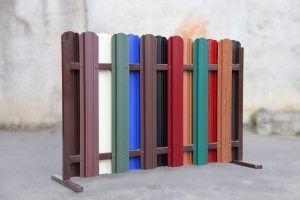 Наглядный пример крепления П-образных штакетин на каркас Наглядный пример крепления П-образных штакетин на каркас