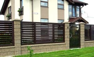 Горизонтальное расположение штакетника под углом по типу «жалюзи» Горизонтальное расположение штакетника под углом по типу «жалюзи»