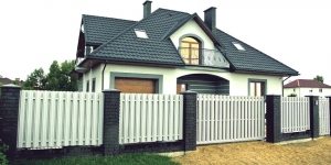 Ограждение из стального штакетника с раскладкой в шахматном порядке Ограждение из стального штакетника с раскладкой в шахматном порядке