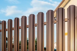 Односторонний штакетник, окрашенный в шоколадный цвет Односторонний штакетник, окрашенный в шоколадный цвет