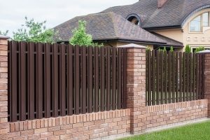 Двухсторонний штакетник прекрасно смотрится и с улицы, и с внутренней части двора Двухсторонний штакетник прекрасно смотрится и с улицы, и с внутренней части двора