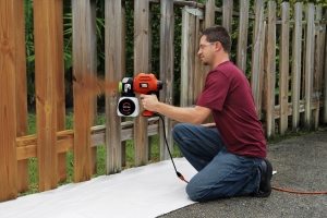 Равномерно и быстро покрасить деревянный забор можно с помощью пульверизатора